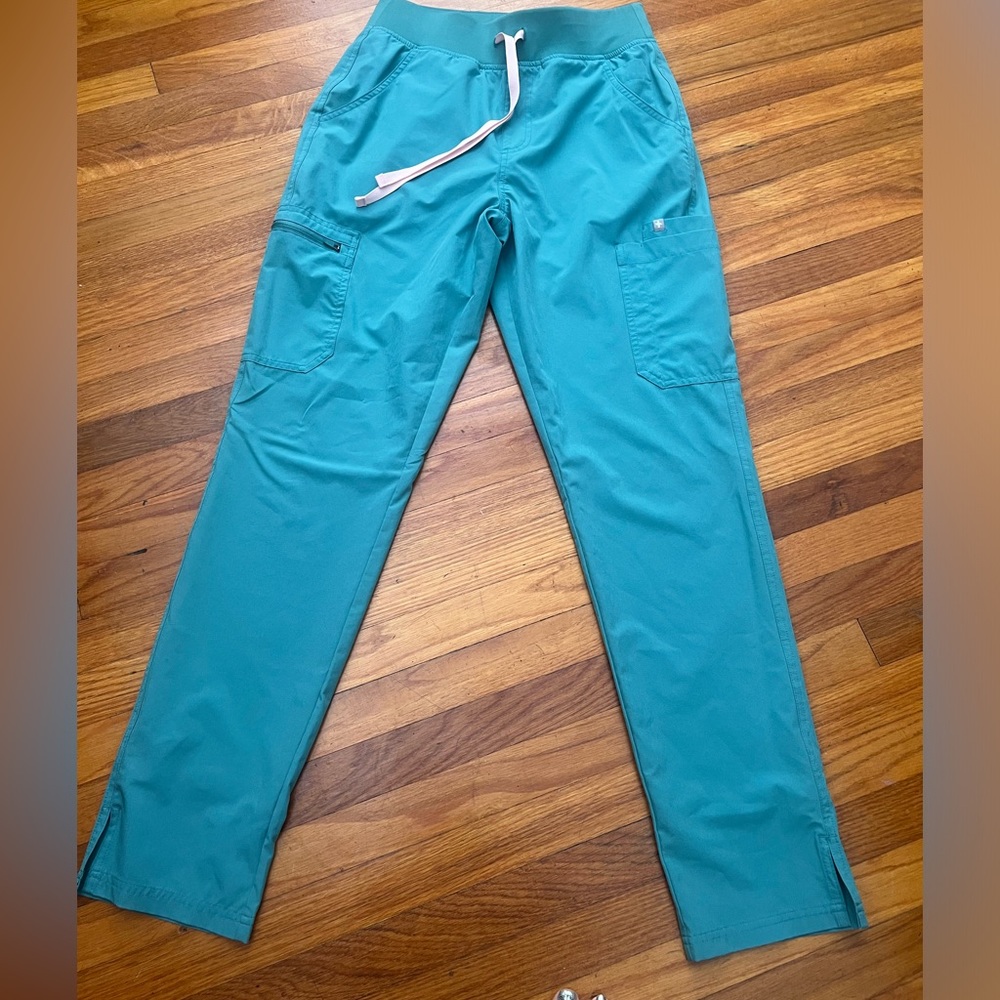 Figs Yola scrub pants. Size Small/tall. Color cactus PO 3658